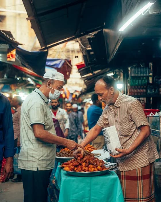 স্থানীয় বাজারে খাবারের দোকান